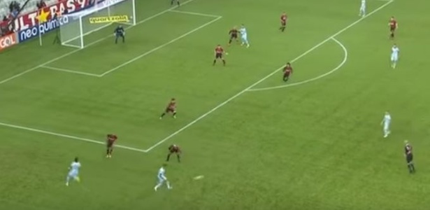 Lance do jogo entre Atlético-PR x Grêmio com Cortez ultrapassando - Reprodução - Reprodução