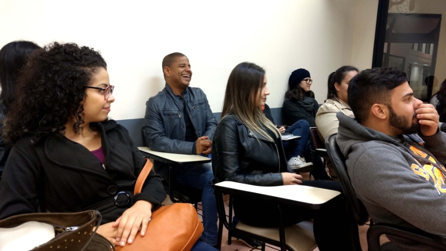 Marcelinho Carioca com colegas na faculdade de jornalismo, em São Paulo  - Adriano Wilkson/UOL