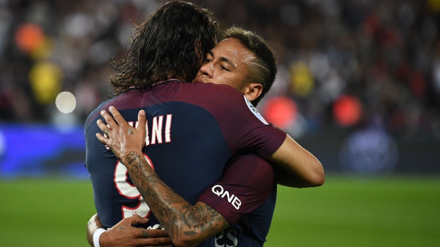 Cavani e Neymar se abraçam após uruguaio converter pênalti pelo PSG - AFP PHOTO / FRANCK FIFE