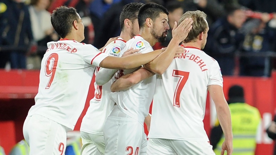 Jogadores do Sevilla comemoram gol marcado por Michael Krohn-Dehli contra o Deportivo La Coruña - Cristina Quicler/AFP