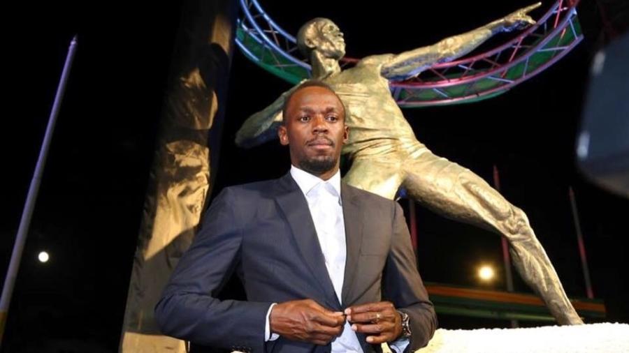 Usain Bolt em frente à estátua inaugurada em sua homenagem - Reprodução/Facebook