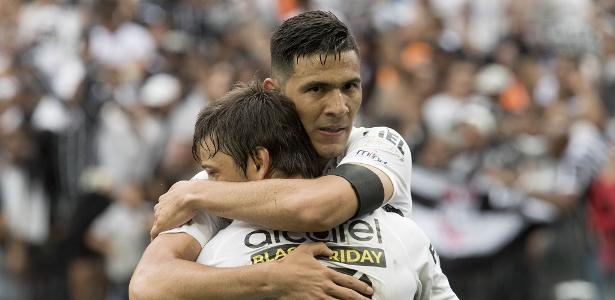 Balbuena e Romero se abraçam durante jogo do Corinthians - Daniel Augusto Jr. / Ag. Corinthians