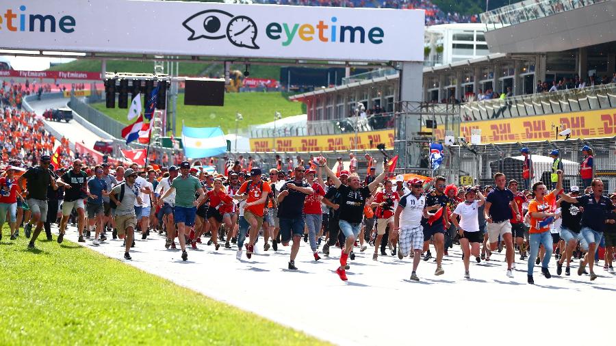 Torcedores da Holanda invadem a pista para comemorar vitória de Max Verstappen - Lisi Niesner/Reuters