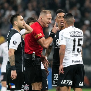 Árbitro Nestor Pitana repreende Ralf durante Corinthians x Colo-Colo - undefined