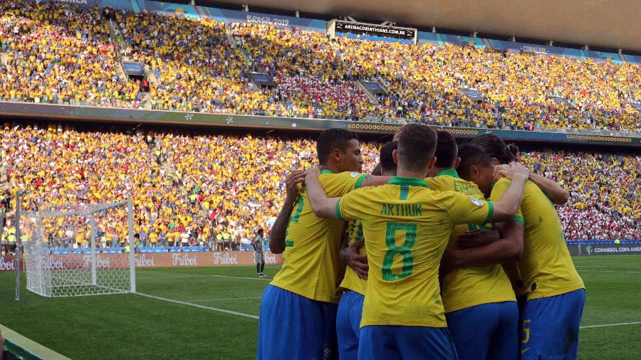 Seleção brasileira comemora o gol contra o Peru pela Copa América - Thiago Calil/Agif