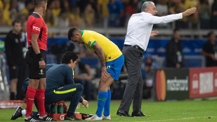 Gabriel Jesus é atendido pelo médico Rodrigo Lasmar na beira do campo em Brasil 2 x 0 Argentina - Lucas Figueiredo/CBF
