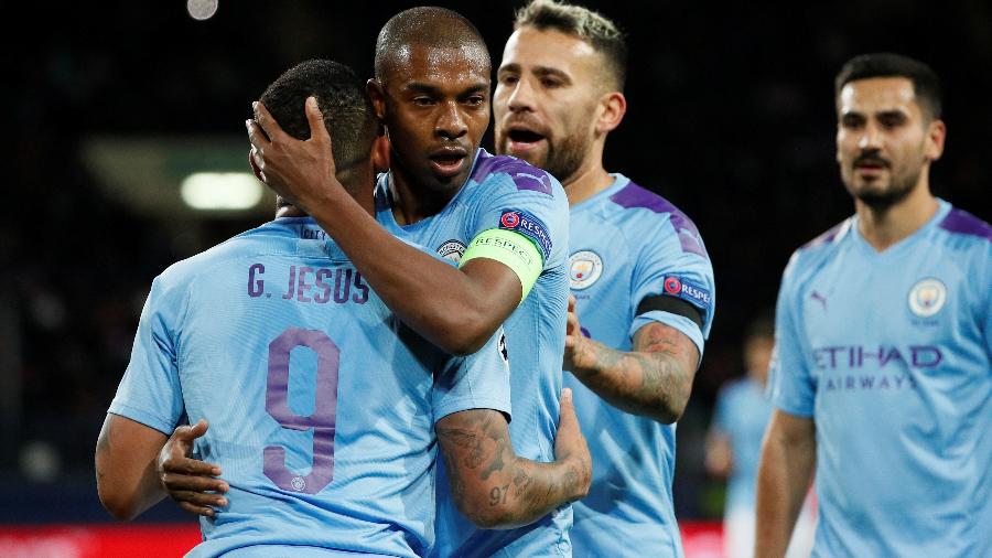 Fernandinho abraça Gabriel Jesus durante jogo entre Manchester City e Shakhtar Donetsk - REUTERS/Gleb Garanich