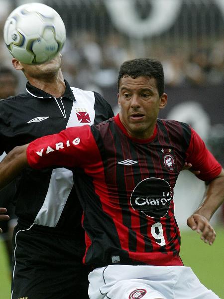 Vasco e Athletico-PR se enfrentaram na penúltima rodada do Campeonato Brasileiro de 2004 - REUTERS/Bruno Domingos