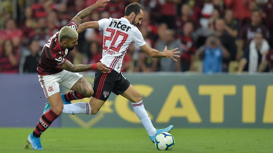 Gabriel Barbosa, jogador do Flamengo, disputa lance com Juanfran, do Sao Paulo, durante partida pelo Campeonato Brasileiro - Thiago Ribeiro/AGIF