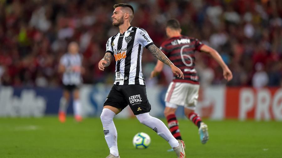 Nathan em ação pelo Atlético-MG contra o Flamengo; meia tem contrato de empréstimo até o dia 30 - Thiago Ribeiro/AGIF