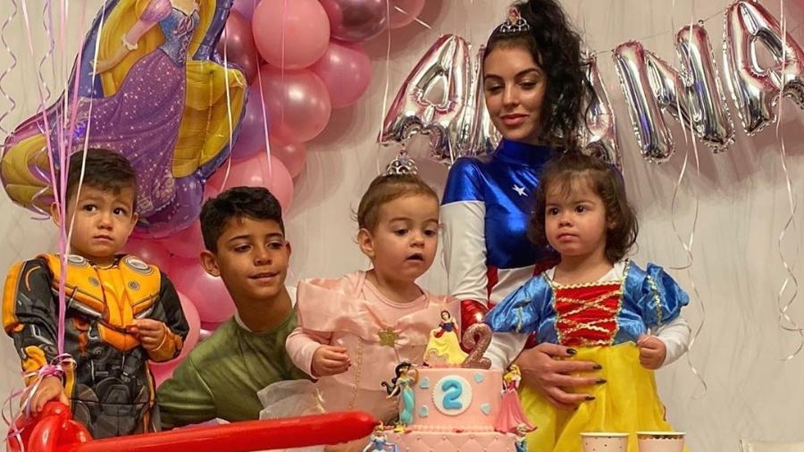 Família de Cristiano Ronaldo: Mateo, 2 anos, Cristiano Jr., 9 anos, Alana, 2 anos, a noiva de Cristiano e mãe de Alana, Georgina Rodríguez, e Eva, 2  anos - Reprodução/ Instagram