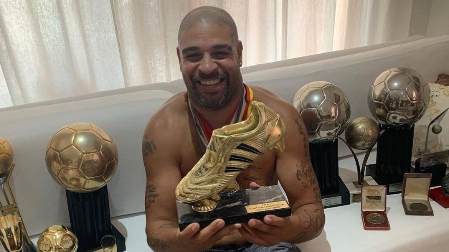Adriano Imperador e sua coleção de troféus e medalhas - Reprodução/ Instagram