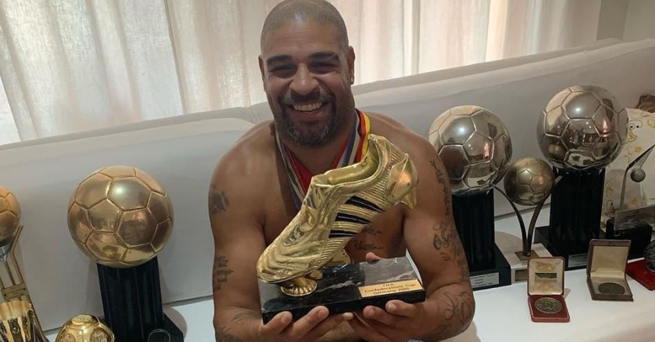 Adriano Imperador e sua coleção de troféus e medalhas