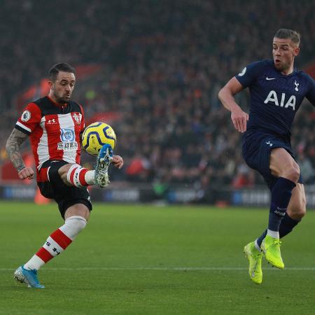 Danny Ings dá lençol em Alderweireld e marca golaço em duelo entre Southampton e Tottenham, no Campeonato Inglês - REUTERS/Ian Walton