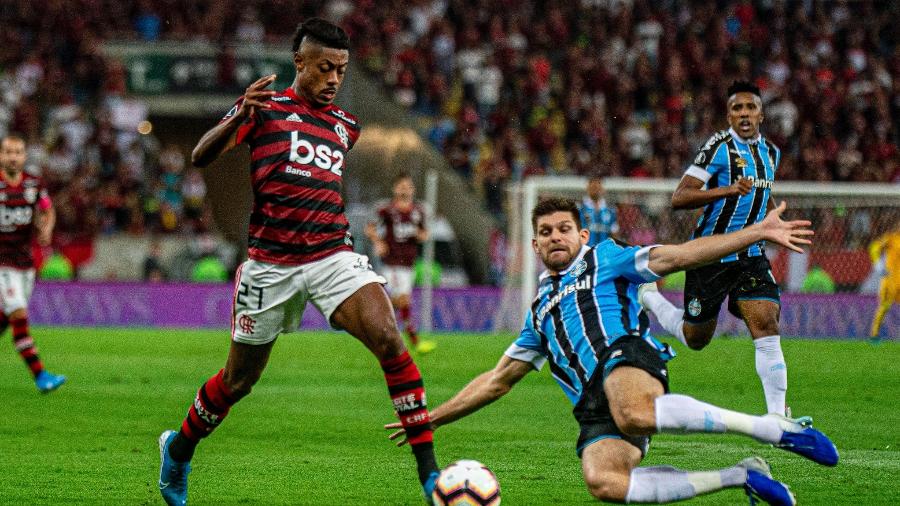 Bruno Henrique, do Flamengo, e Kannemann, do Grêmio, em jogo no Maracanã, pela Libertadores de 2019 - Marcelo Cortes / Flamengo