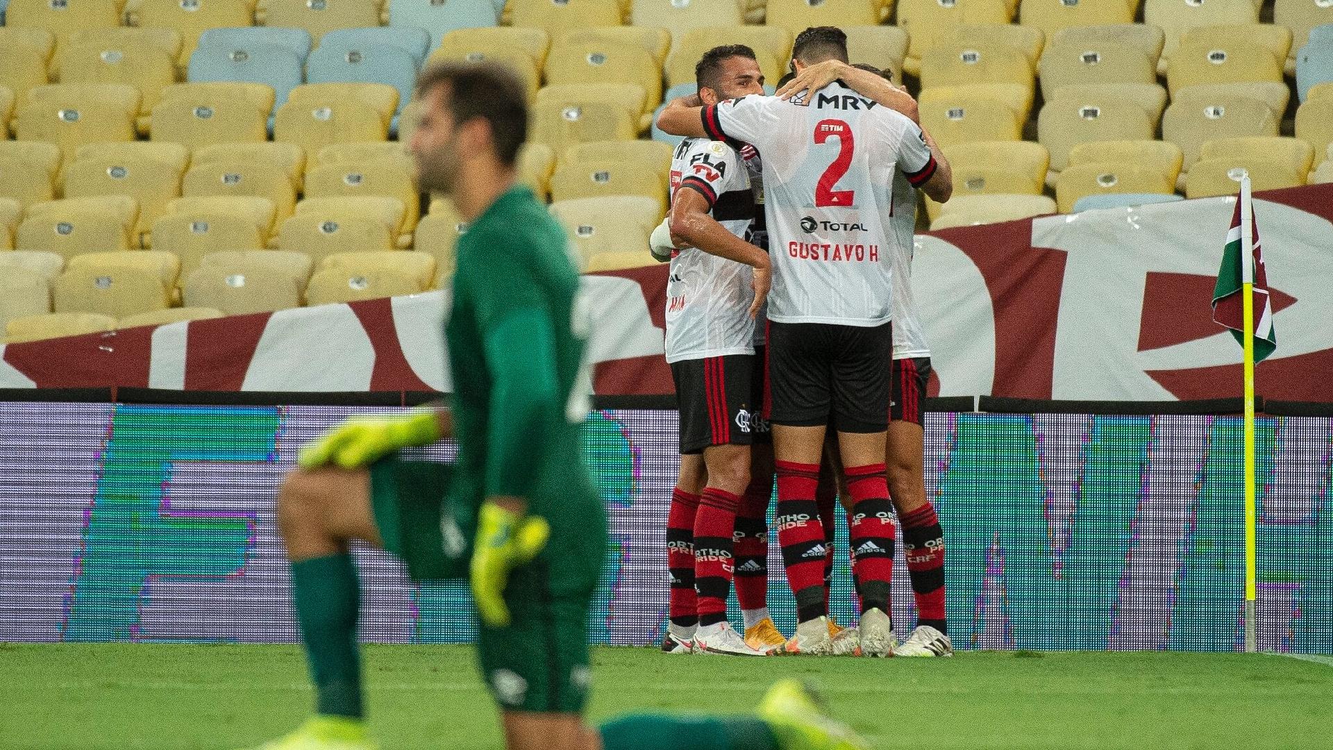 Jogadores comemoram gol do Flamengo após falha de Muriel