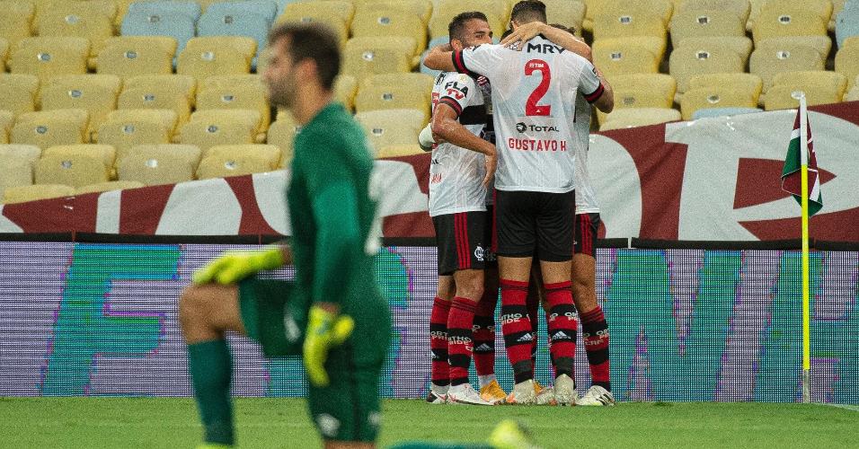 Jogadores comemoram gol do Flamengo após falha de Muriel