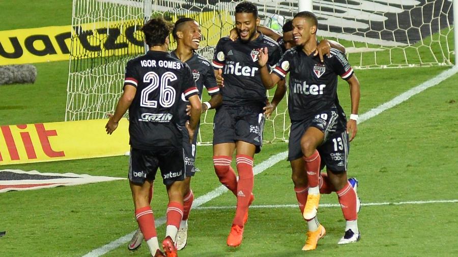 Jogadores do São Paulo comemoram gol de Reinaldo contra o Botafogo - Bruno Ulivieri/Bruno Ulivieri/AGIF