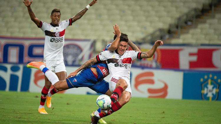 Pedro, from Flamengo, fouls inside the box in the duel against Fortaleza in Castelão - Alexandre Vidal / Flamengo - Alexandre Vidal / Flamengo 