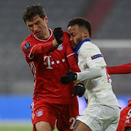 Neymar tromba em Muller durante PSG x Bayern pela Champions, em 2021 - Christof STACHE / AFP