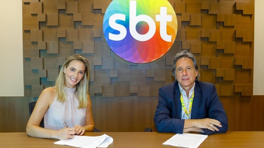 Nadine Basttos e o diretor do SBT Luciano Callegari Jr na assinatura do contrato hoje (26) - Divulgação/SBT