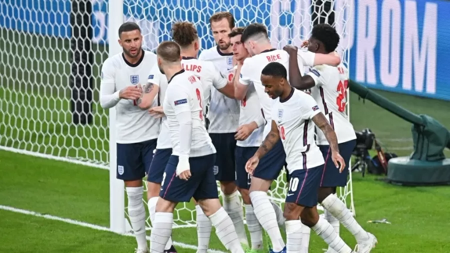 Jogadores da Inglaterra comemoram gol na semifinal da Eurocopa Imagem: Getty Images