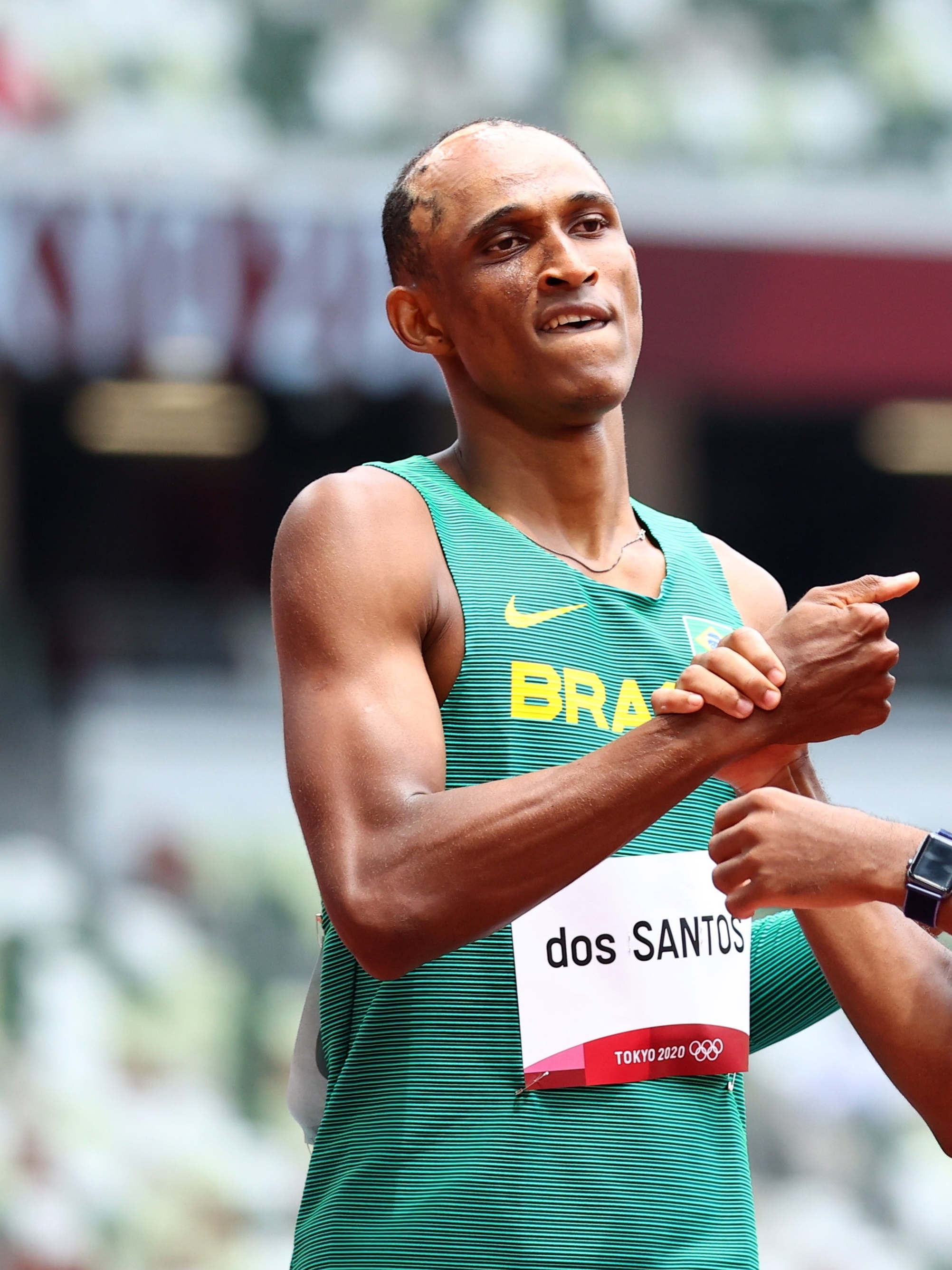 Alison dos Santos é campeão mundial dos 400 m com barreiras