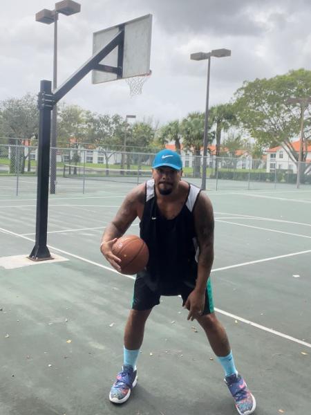 Naldo Benny é fanático por basquete e sempre que pode joga uma peladinha - Arquivo Pessoal - Arquivo Pessoal
