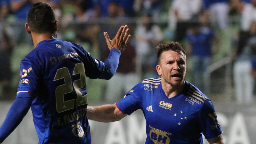 Eduardo Brock comemora gol do Cruzeiro contra o Remo na Série B - Fernando Moreno/AGIF