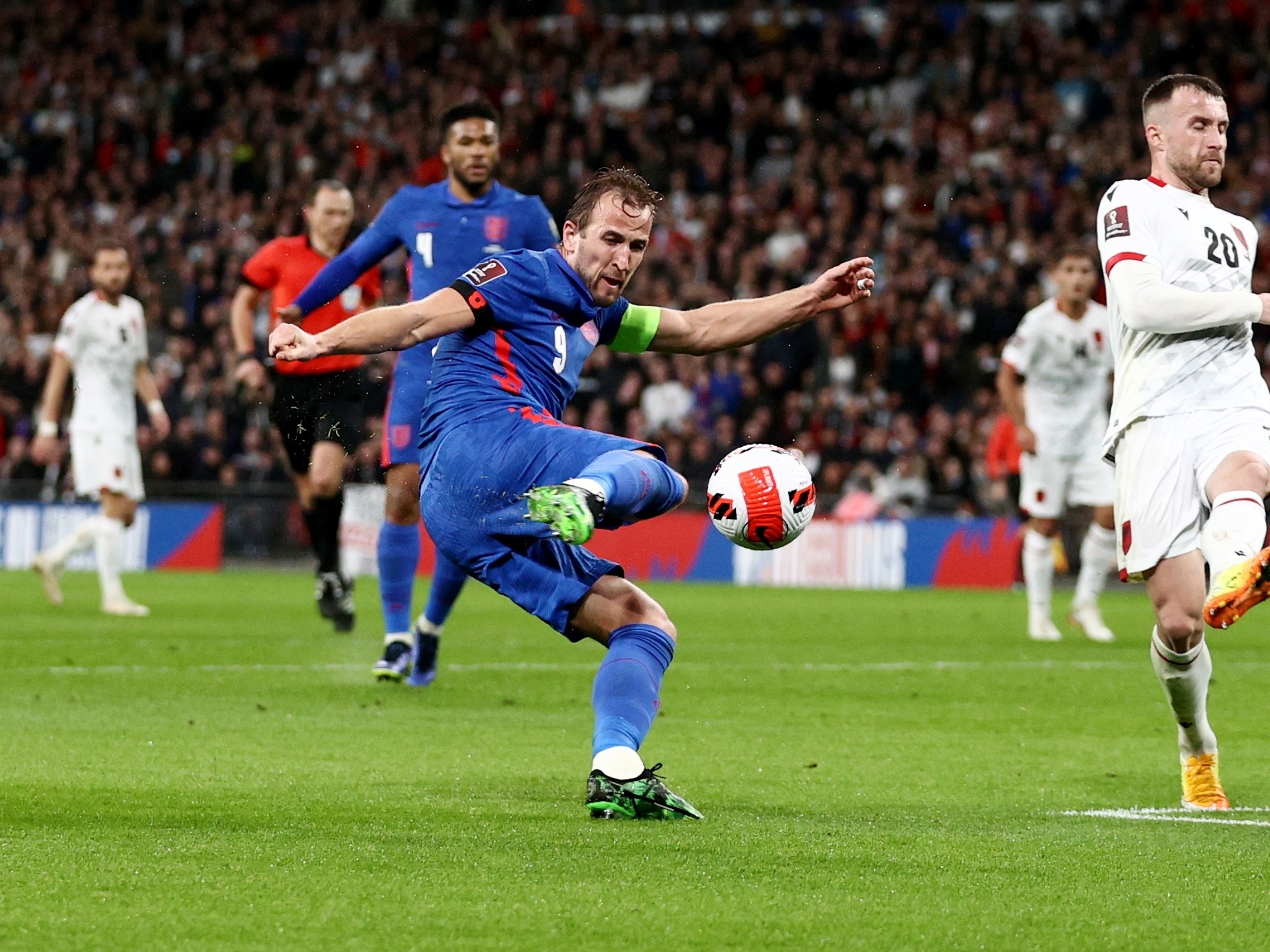 Eliminatórias da Euro: Espanha bate Escócia, e Albânia, de