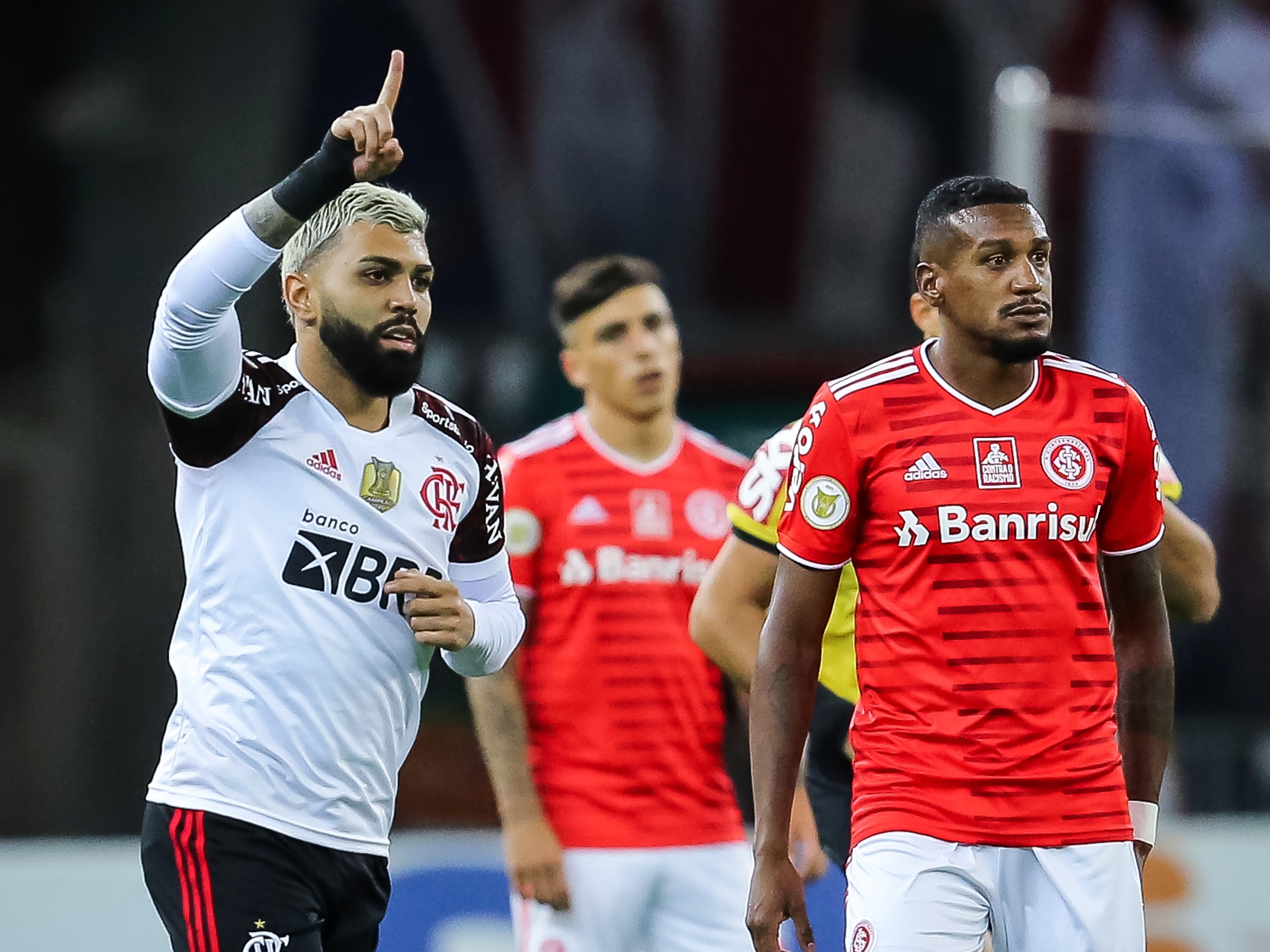 Renato Gaúcho celebra apoio da torcida do Flamengo ao jogador Isla