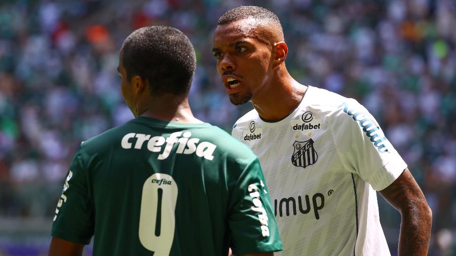 Lucas Pires, do Santos, discute com Endrick, do Palmeiras, após lance na final da Copinha - Marcello Zambrana/AGIF