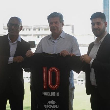 Presidente do Vasco, Jorge Salgado (ao centro), segura camisa com nome de Ronaldinho junto com executivos da Vrauu - Matheus Lima / Vasco