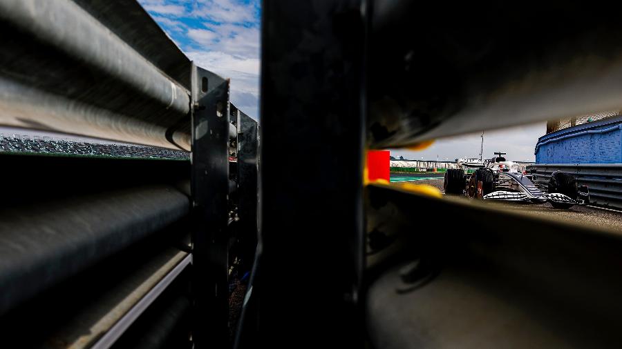 Pierre Gasly, com o novo carro da AlphaTauri, durante sessão de filmagem em Barcelona, na véspera dos primeiros testes - Samo Vidic/Red Bull