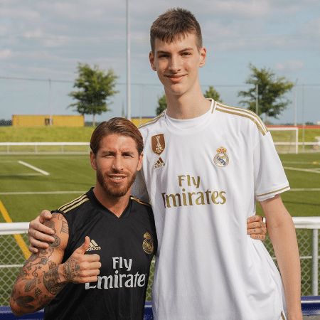 Canadense Olivier Rioux, o adolescente mais alto do mundo, ao lado do zagueiro Sergio Ramos nos tempos de Real Madrid