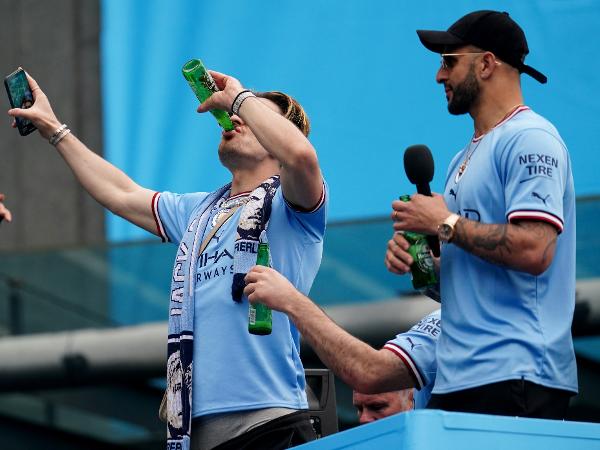Jack Grealish e Kyle Walker durante festa do Manchester City pela conquista do Campeonato Inglês