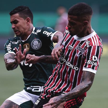 Dudu, do Palmeiras, briga pela bola durante jogo contra o São Paulo válido pelo Campeonato Paulista - Ettore Chiereguini/AGIF