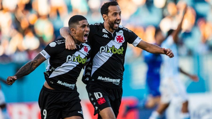 Raniel comemora gol do Vasco com Nenê pela Série B do Campeonato Brasileiro - Daniel RAMALHO / CRVG