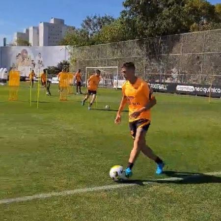 Mateus Vital in action during Corinthians training at CT Joaquim Grava, this Monday (11) - Reproduction/Twitter - Reproduction/Twitter