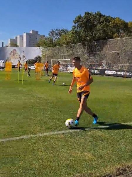 Mateus Vital em ação durante treino do Corinthians no CT Joaquim Grava, nesta segunda-feira (11) - Reprodução/Twitter