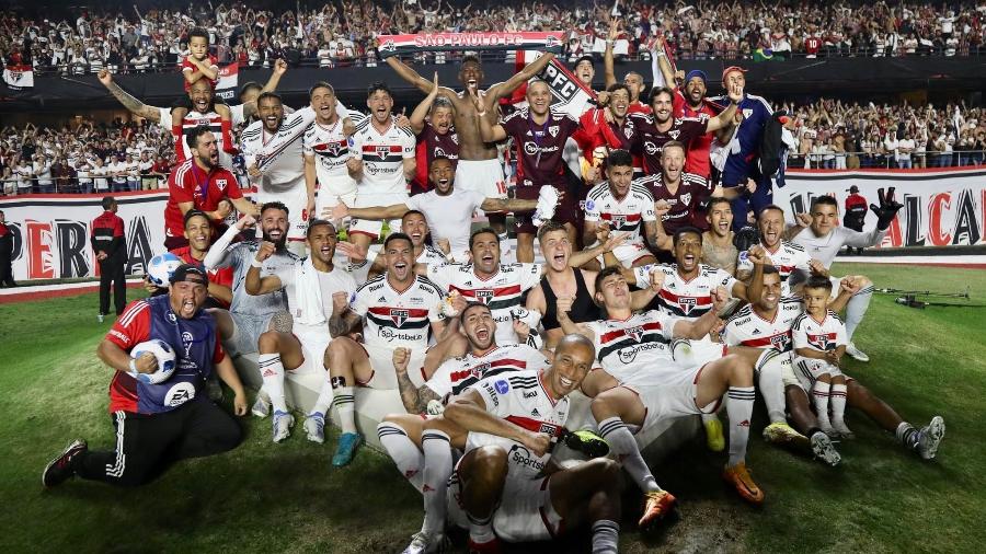 Jogadores do São Paulo comemoram com a torcida a classificação para a final da Copa Sul-Americana - Reprodução/Twitter