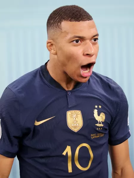 Mbappé vai além dos gols e, em meio a protesto e polêmicas, mostra outra  faceta em 2022