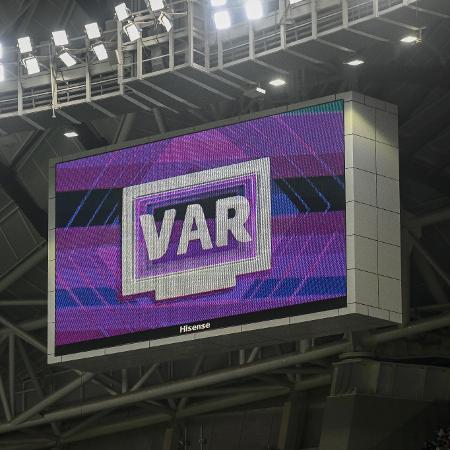 No Mundial de Clubes, os juízes terão de explicar suas decisões do VAR através de um microfone - Harry Langer/DeFodi Images via Getty Images