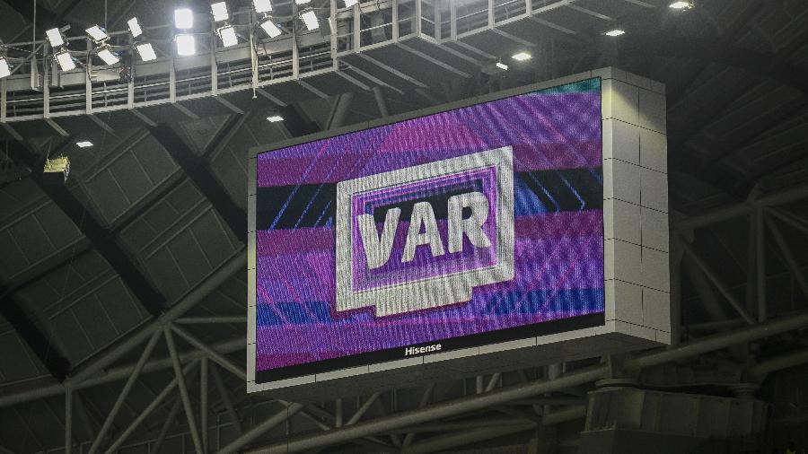 Telão com o VAR em jogo entre Austrália e Dinamarca, durante a Copa do Mundo do Qatar em 2022 - Harry Langer/DeFodi Images via Getty Images