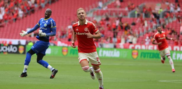 Atacante consagrado rejeita São Paulo e brilha como ídolo no Internacional.