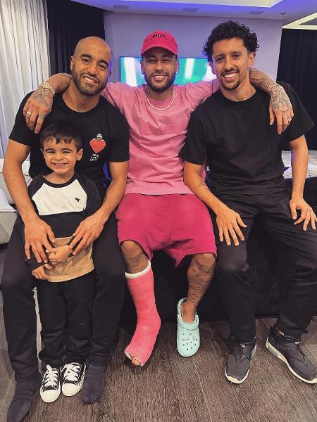 Lucas Moura (e seu filho), Neymar e Marquinhos em Paris. - Reprodução/Instagram