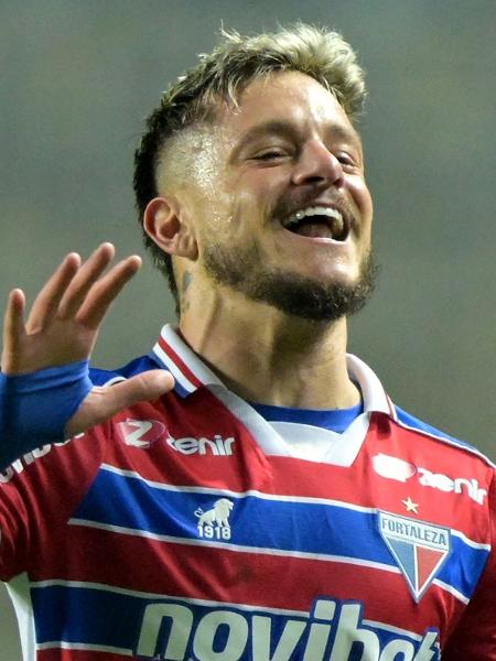 Lucas Crispim comemora gol do Fortaleza sobre o Palestino em duelo da Sul-Americana - MARTIN BERNETTI / AFP