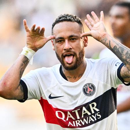 Neymar comemora gol do PSG durante amistoso