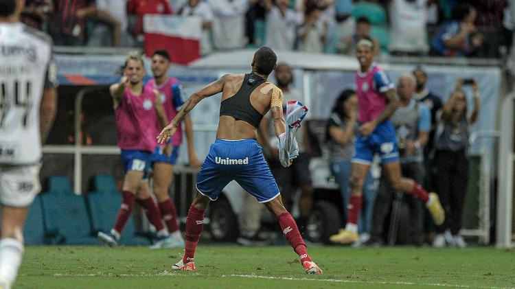 Ademir celebra seu gol pelo Bahia contra o Atlético-MG no Campeonato Brasileiro