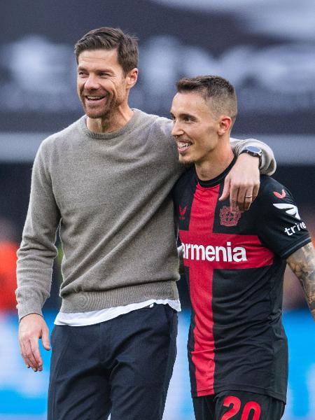 Técnico Xabi Alonso e Grimaldo são dois dos destaques do imbatível Bayer Leverkusen